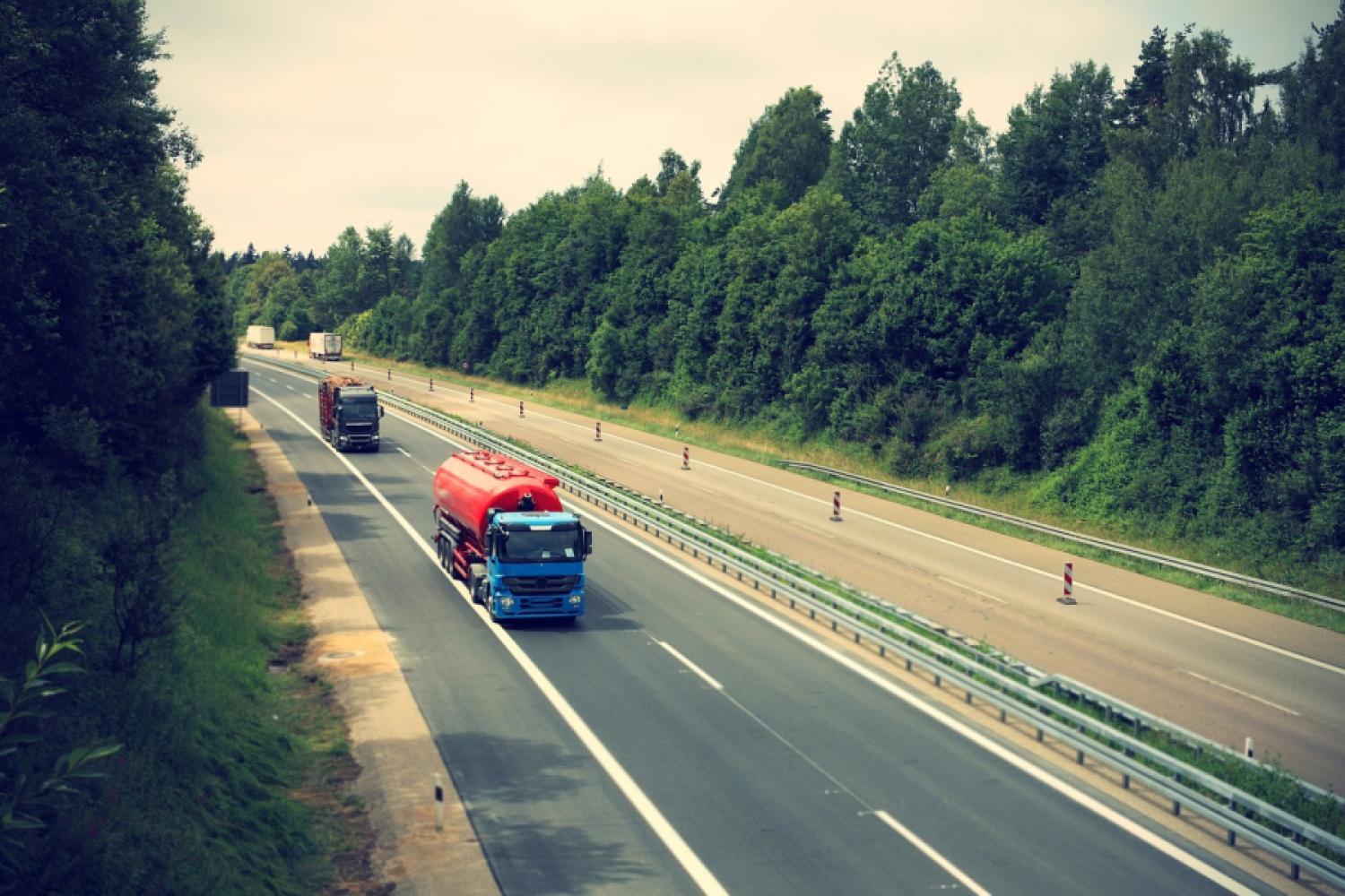 Camion sur l'autoroute : La hausse des prix de l'énergie et les fermetures de routes pourraient entraîner des retards et des coûts de transport plus élevés à l'automne 2025, avertit le VNL dans son rapport de situation actuel. (Photo : Pixabay)