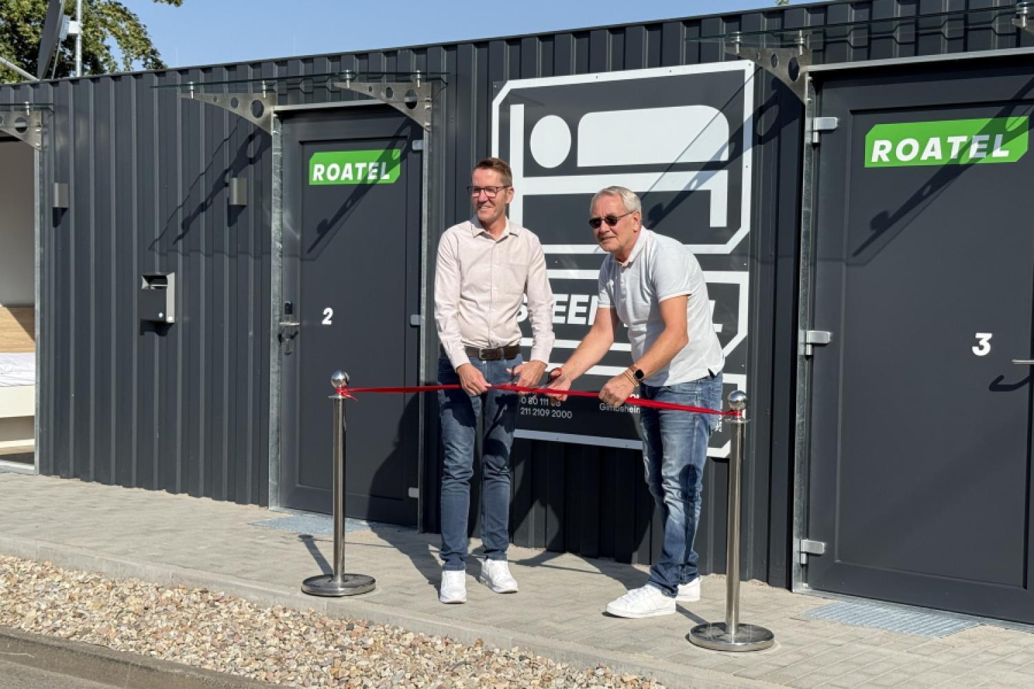 Last Thursday, the first Roatel micro-hotel for truck drivers was opened at TST in Gimbsheim. It is located directly at a transshipment center. Pictured are Guido Schmidt, Head of Business Unit TST, and Thomas Ugowski, Roatel Site Developer. Photo: TST/Roatel