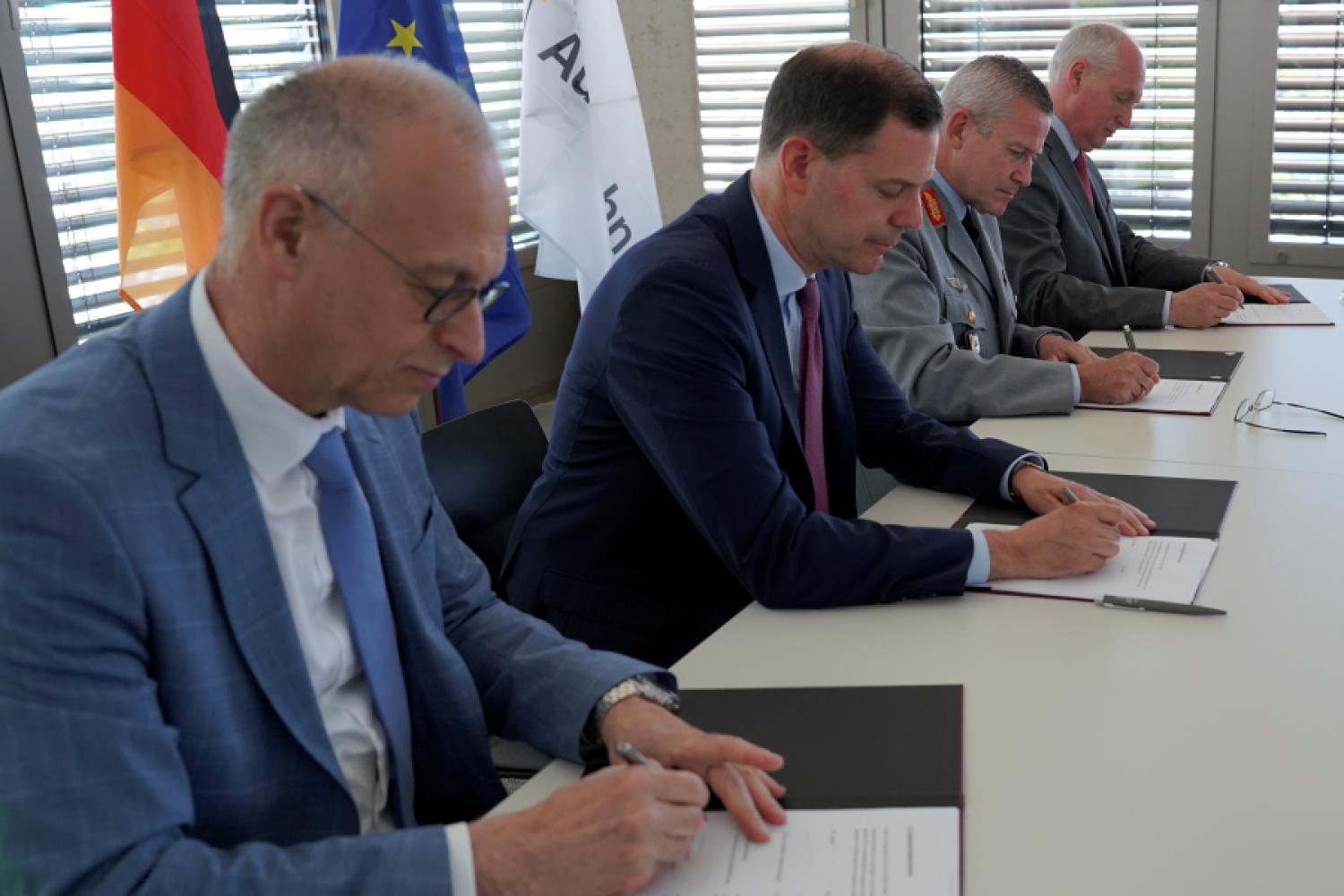 Podpisanie umowy przez (od lewej) Dirka Brandenburgersa (Die Autobahn GmbH - Dyrektor Techniczny), dr. Michaela Güntera (Die Autobahn GmbH - Przewodniczący Zarządu), generała porucznika André Bodemanna (Zastępca Dowódcy Operacyjnego Dowództwa Bundeswehry), prof. dr Rolanda Börgera (Prezes Federalnego Urzędu Infrastruktury, Ochrony Środowiska i Usług Bundeswehry). (Zdjęcie: Die Autobahn GmbH, Benedikt Dederichs)