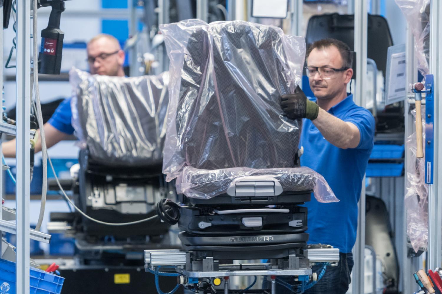 Employees in the production of driver seats at supplier Grammer in the plant in Kümmersbruck. | Image: Armin Weigel/dpa.