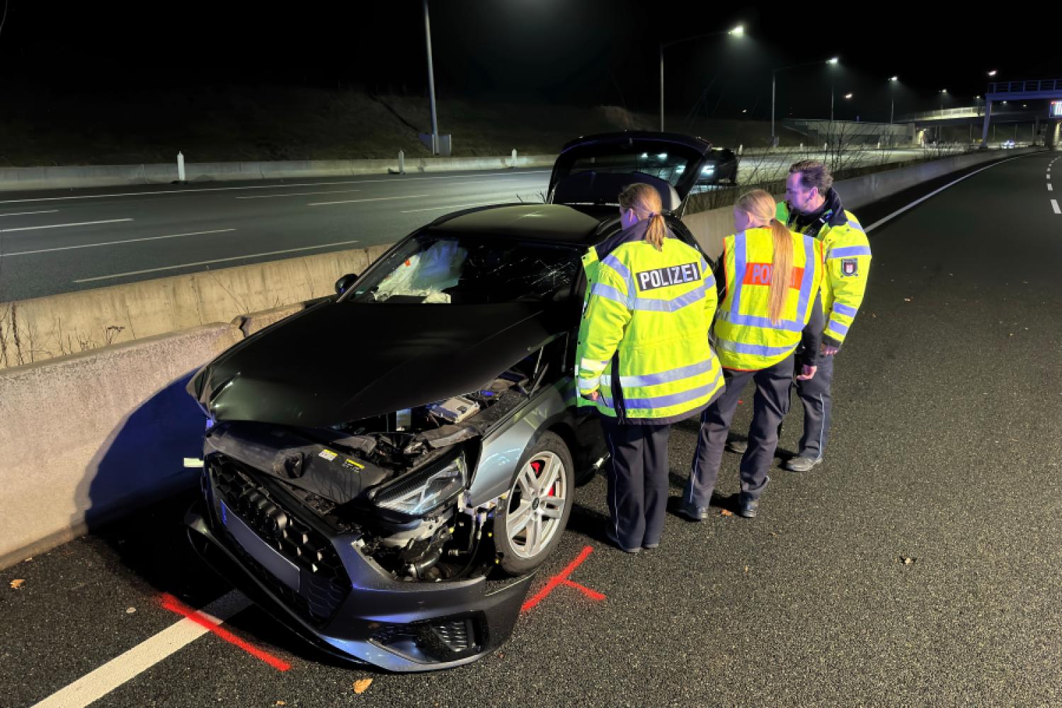 In an accident involving a car and a truck on the A7 motorway in Hamburg, the car driver and his passenger were injured. (Photo: Jonas Walzberg/dpa)