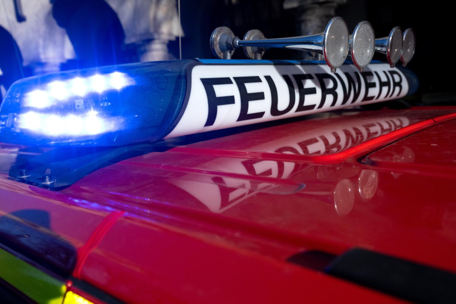 An emergency vehicle of the fire department with blue lights activated. (Photo: Sven Hoppe/dpa)