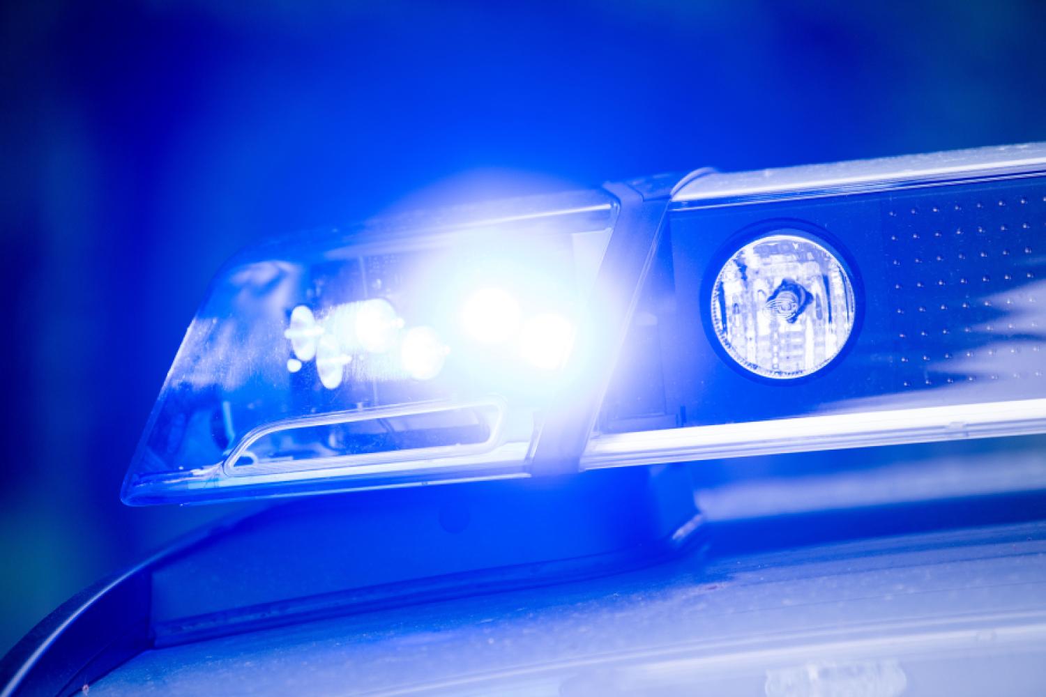 A blue light is flashing on a police patrol. (Photo: Lino Mirgeler/dpa)