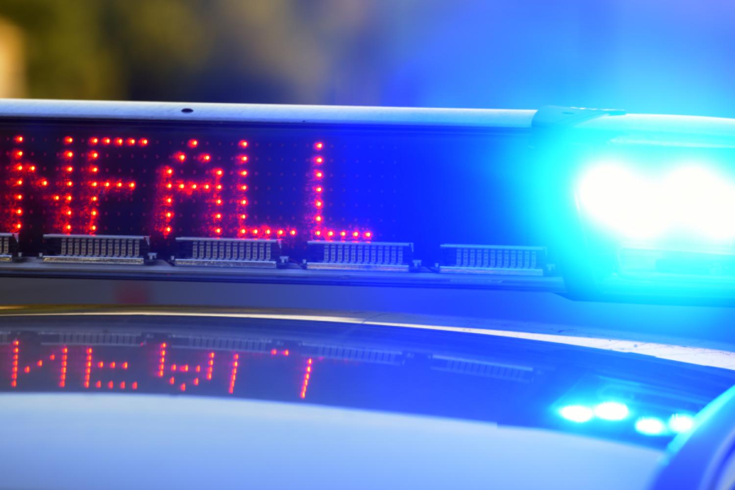 Günzburg: An illuminated sign on a police vehicle warns of an accident site. (Photo: Stefan Puchner/dpa)