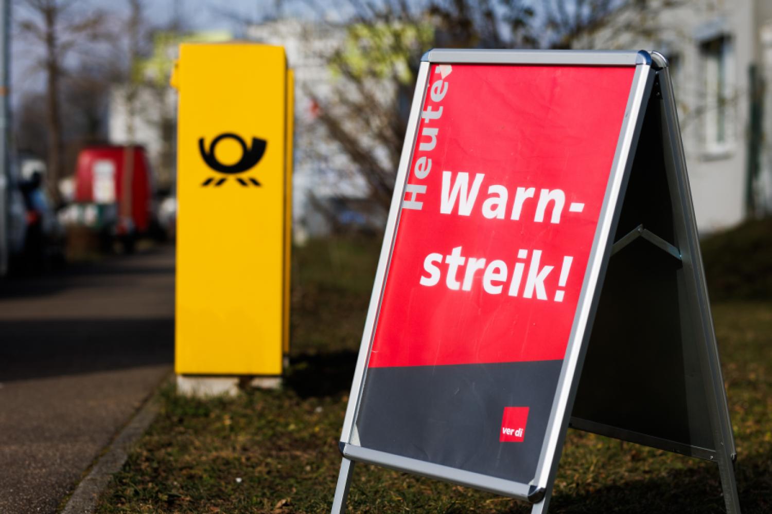 In the wage dispute at Deutsche Post, the union Verdi is now also calling for warning strikes in parcel delivery. (Photo: Philipp von Ditfurth/dpa)