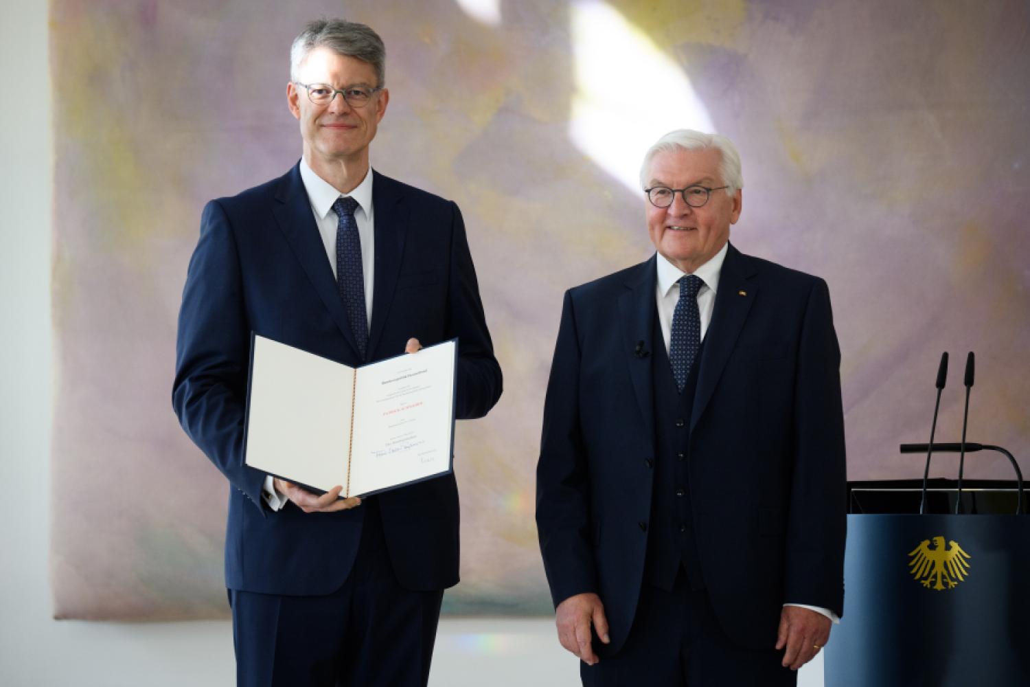 Polityk CDU Patrick Schnieder (po lewej) został 6 maja mianowany nowym ministrem transportu przez prezydenta federalnego Franka-Waltera Steinmeiera. (Foto: Bernd von Jutrczenka/dpa)