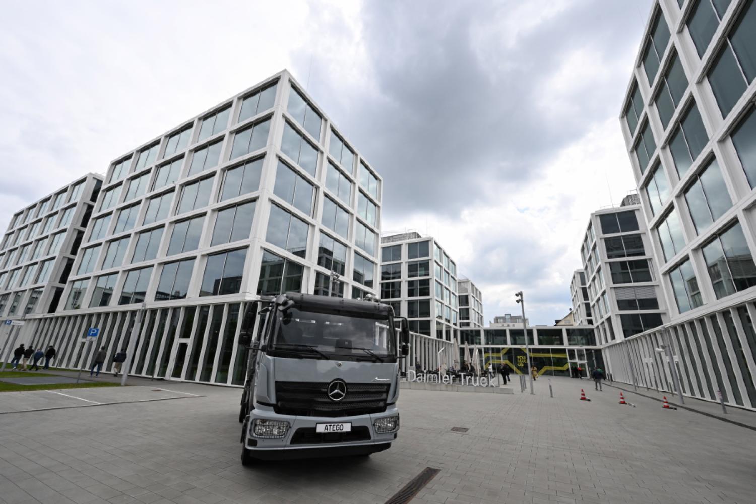 A Mercedes-Benz truck is parked in front of the headquarters of the Daimler Truck umbrella brand in Leinfelden-Echterdingen. | Image: Bernd Weißbrod/dpa.