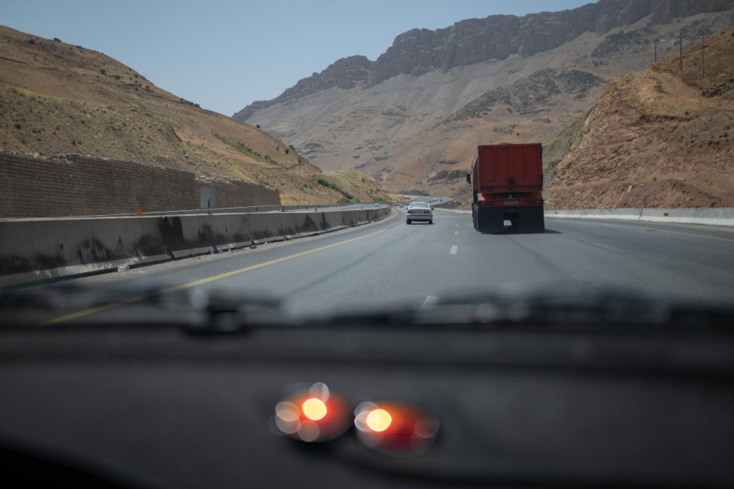 In Iran, truck drivers have been on strike for the fifth consecutive day, according to activists. The protests are directed against high spare part prices and fuel costs, excessive insurance premiums, and low freight charges, as reported by Iranian unions on Telegram. (Photo: dpa/dpa-Bildfunk)