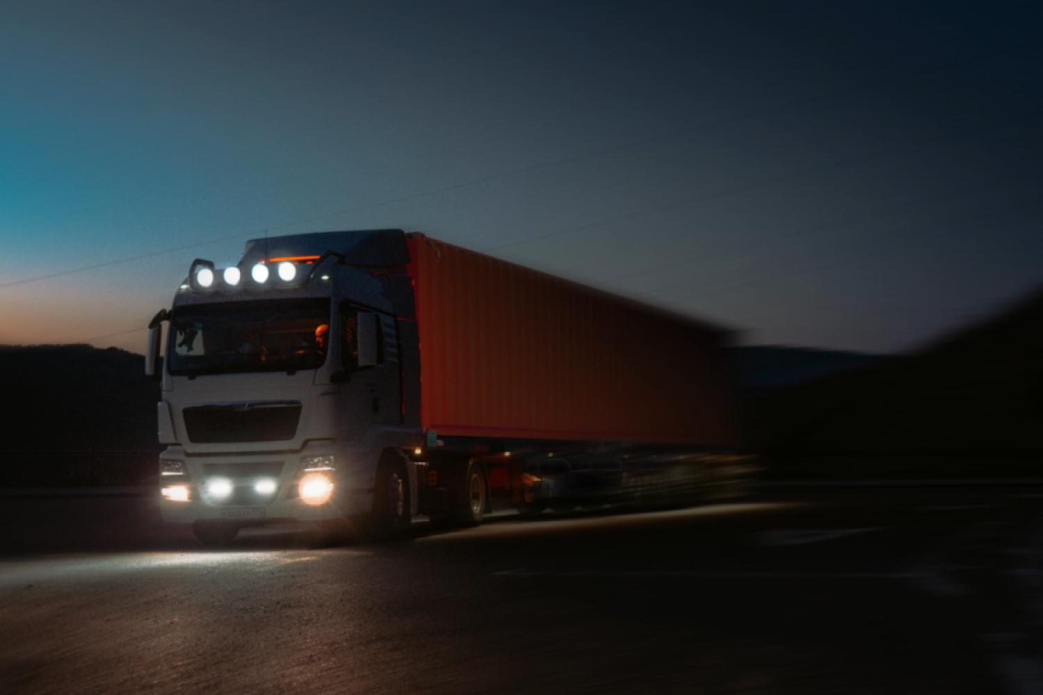 DFDS i Volvo Trucks przechodzą wspólnie na tryb nocny: Zrównoważona logistyka zyskuje na znaczeniu w porcie Antwerpia. (Foto: 