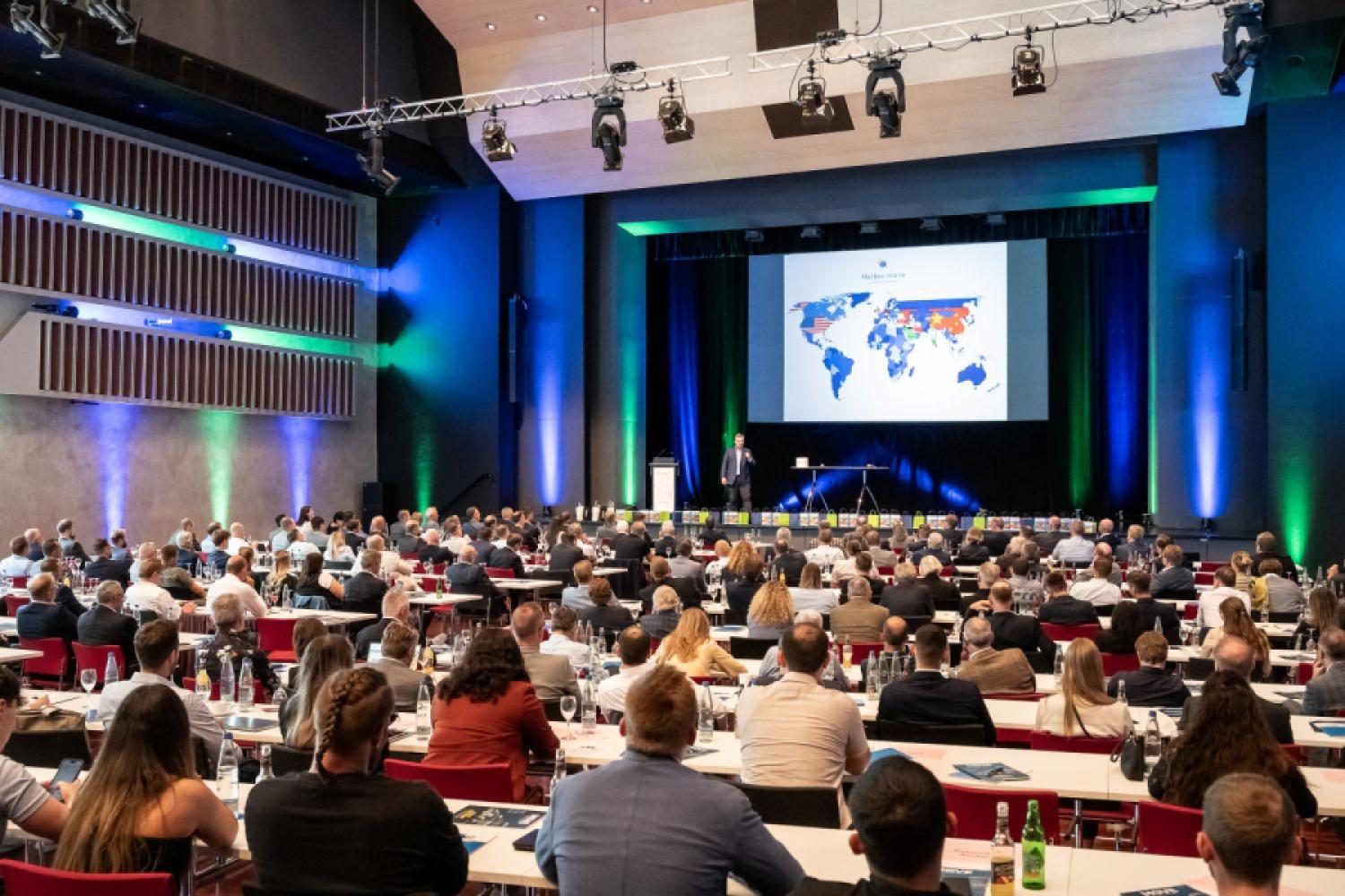 Asamblea general de miembros de VSL 2025 en Esslingen: El sector logístico de Baden-Wurtemberg debate desafíos como el aumento de los costos energéticos, la burocracia por CSRD, la transición energética y la infraestructura para el transporte de mercancías por carretera. (Foto: VSL)