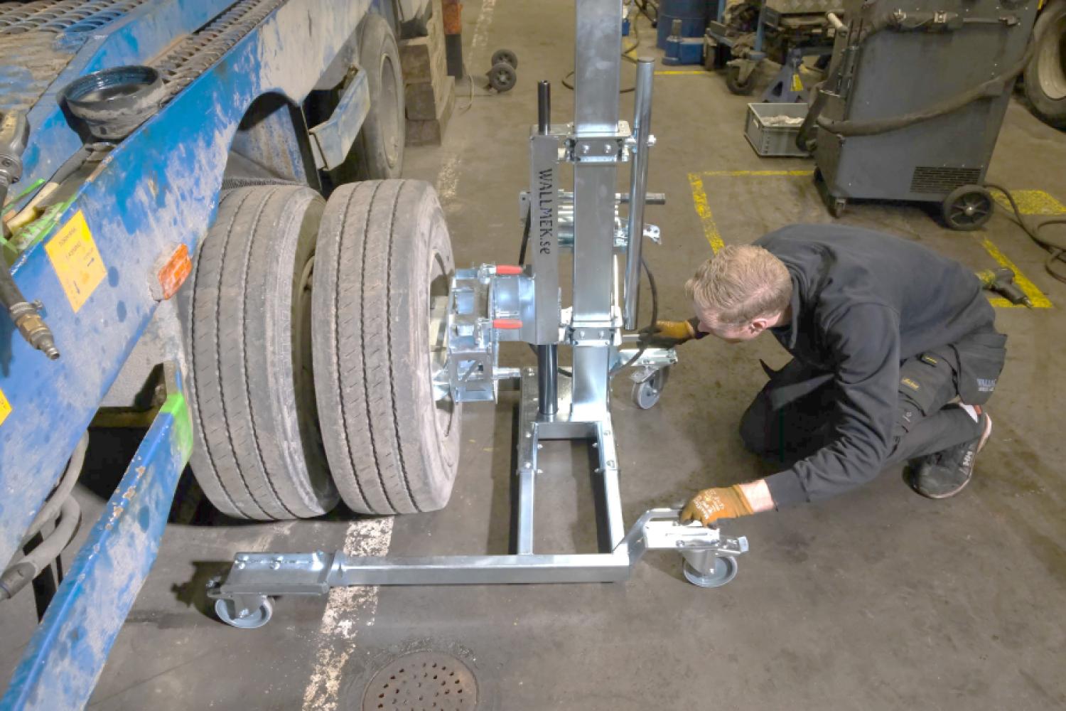 With the new hydraulic lifting unit from Wallmek, technicians are enabled to work more ergonomically. | Image: Josam.
