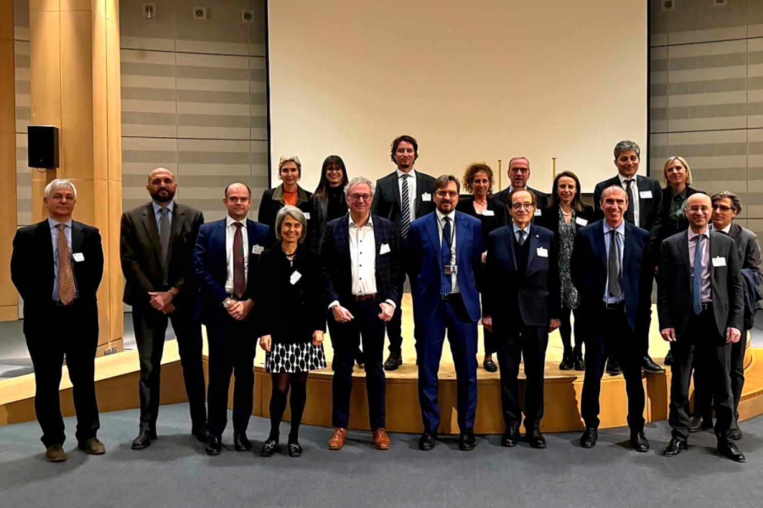 Guido Guidesi (in the middle with a blue suit), Regional Councilor for Economic Development of the Lombardy Region, in Brussels with representatives of automotive associations and stakeholders after the presentation of the Manifesto for Renewable Fuels. | Image: Regione Lombardia Assessorato Sviluppo Economico.