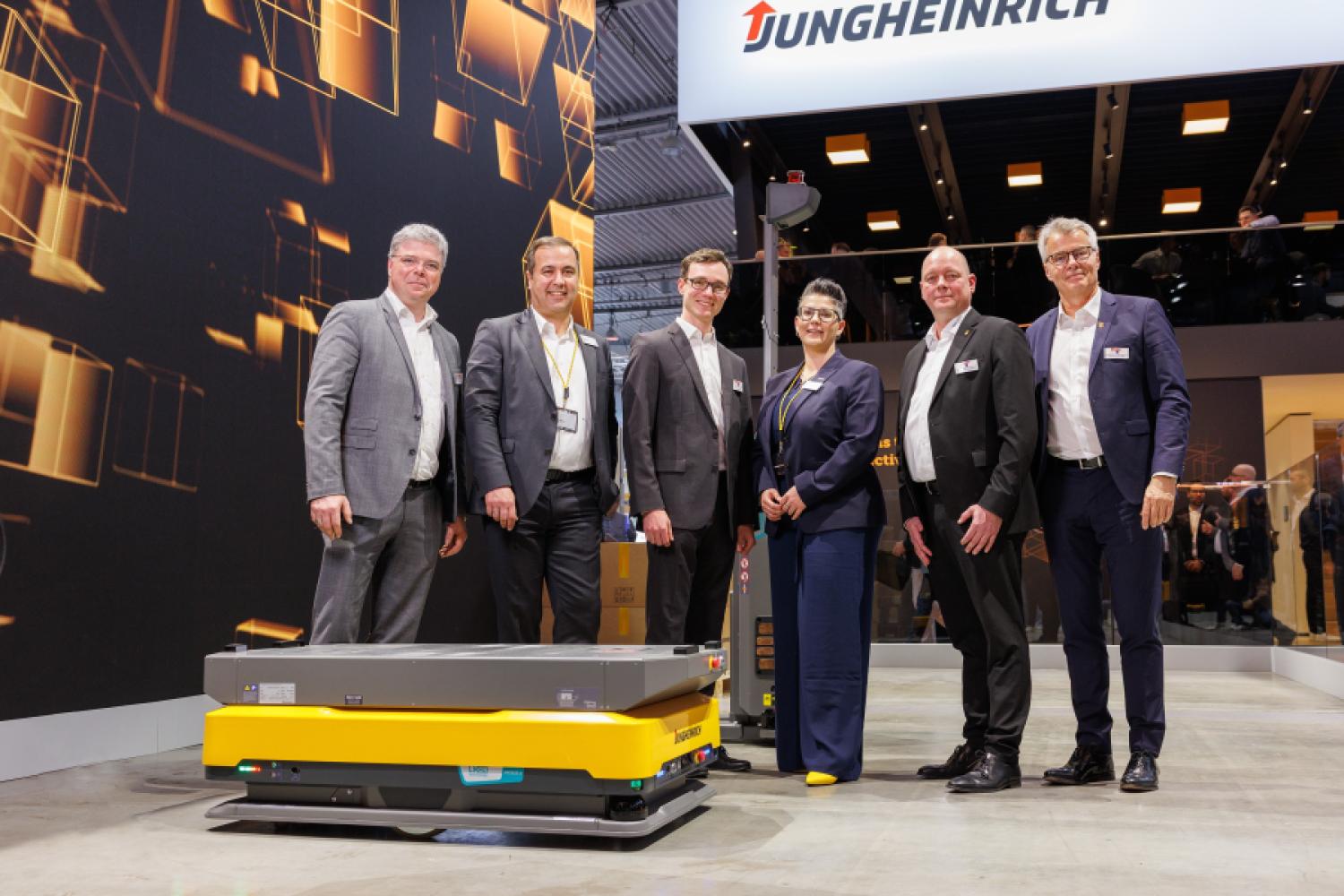 En el stand de Jungheinrich en LogiMAT 2025 en Stuttgart, el pedido fue sellado con un apretón de manos. En abril, siguió la firma oficial del contrato. (de izquierda a derecha): Director de Ventas Adjunto de Wicke Roger-Matthias Brendt, Director Técnico de Jungheinrich Maik Manthey, Socio y Director de Investigación y Desarrollo de Wicke Philip Schlösser, Directora de Ventas de Jungheinrich Nadine Despineux, ambos Socios y Directores de Wicke Stephan Schlösser y Christian Schrape. (Foto: Jungheinrich)