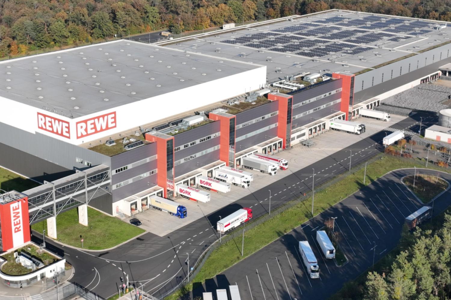 Rewe continues to invest in the supply of goods to its stores and is now equipping the "National Logistics Center Neu-Isenburg" (pictured) with Witron’s OPM technology. | Image: Rewe