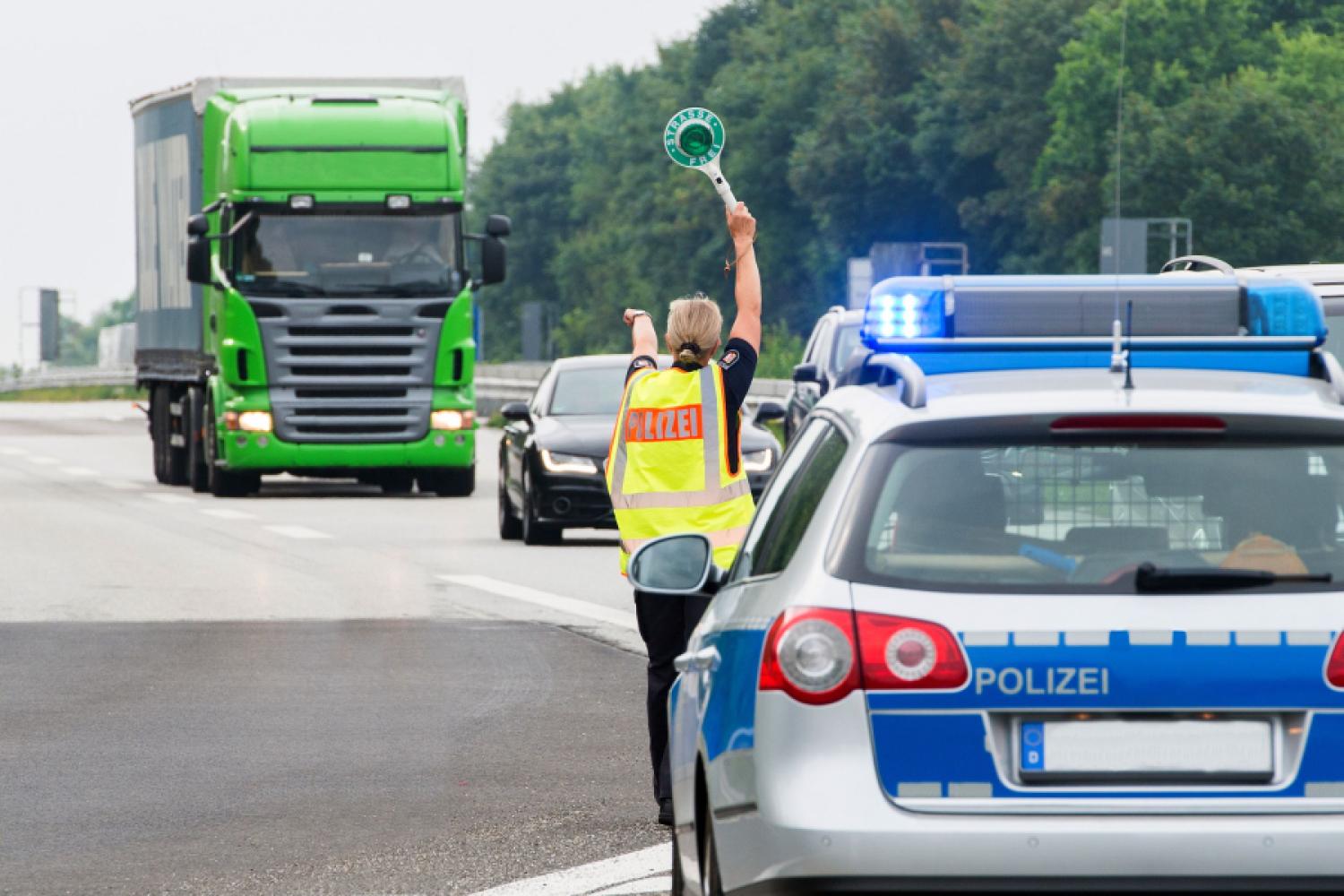 A police officer inspects a truck – legal assurance in such situations is promised by the new legal assistance feature in Zauner's software Zaarc.Next. (Photo: Zauner)