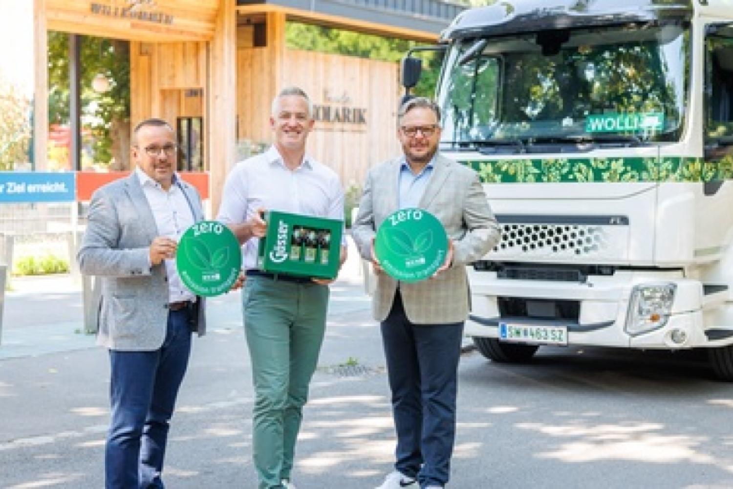 Harald Raidl, directeur de la chaîne d'approvisionnement de la Brau Union, le restaurateur Paul Kolarik et Dominic Schmid, président de la section Tourisme et Loisirs à la Chambre de commerce de Vienne, avec un camion électrique de la Brau Union devant le Luftburg. (Photo : Florian Wieser)