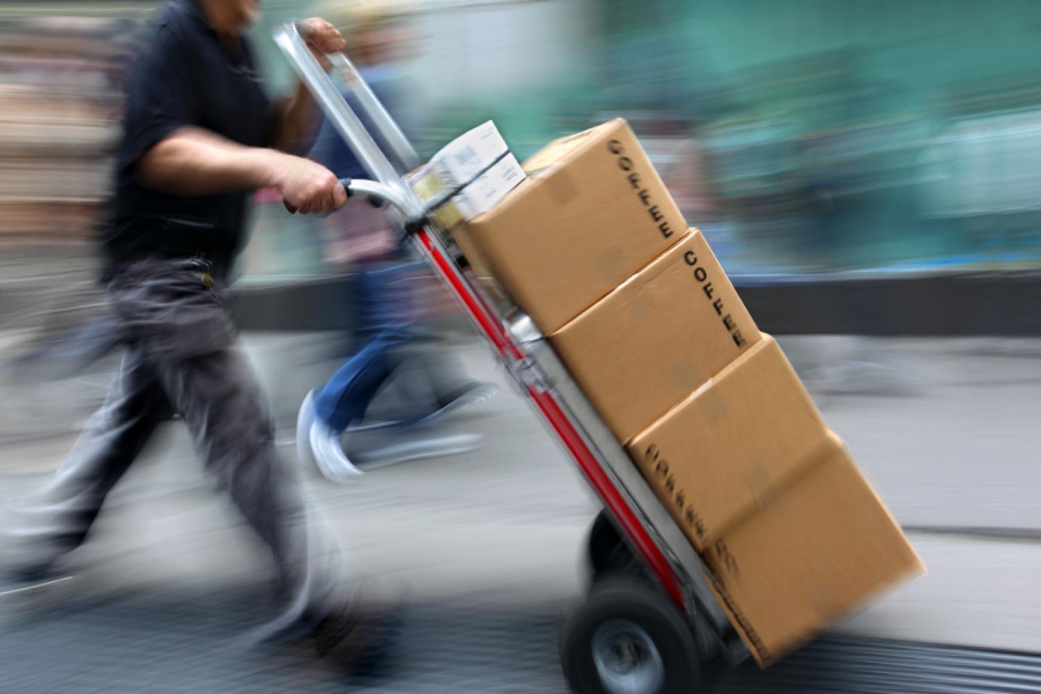 New EU regulations for packages from third countries must not impair the work of retailers and courier, express, and parcel (CEP) companies. This is demanded by the BPEX in a statement. (Symbol image: Bluraz/stock.adobe.com)