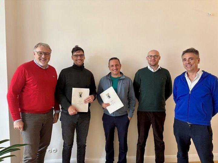 Portable fuel cells are intended to enable clean power supply even off the grid. From left to right: Adalbert Kurkowski (Owner The Alternative Board D-A-CH) Herbert Clemens (Co-Founder H2 Power n Heat) Christoph Fiala (Founder H2 Power n Heat) Volker Förtsch (Co-Founder H2 Power n Heat) Dr. Marc-André Rousseau (Head of Venture Capital/Startups at Schalast). | Photo: H₂ Power ’n’ Heat