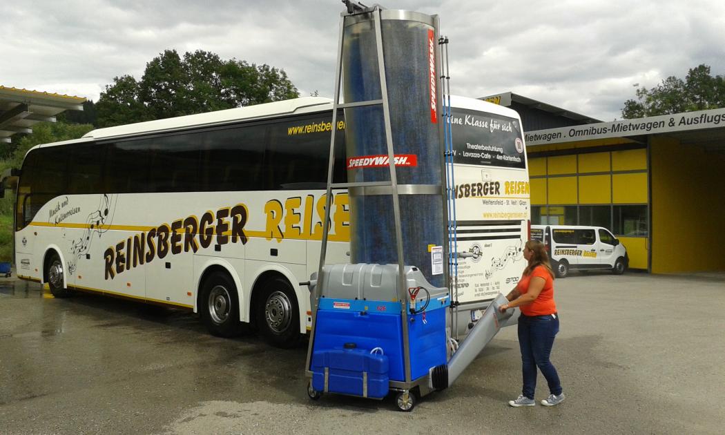 The standard feature of the Battery Easydrive is the single-sided mounted steering drawbar. | Image: Speedywash.