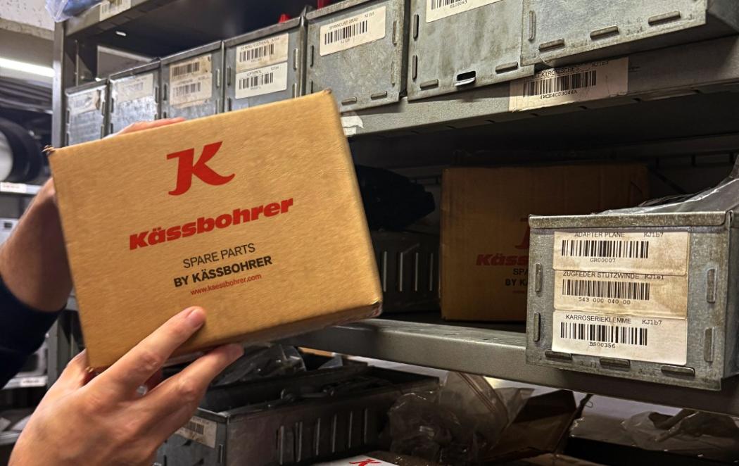 Employees prepare spare parts at the Goch logistics center for shipping across Europe. | Photo: Kässbohrer