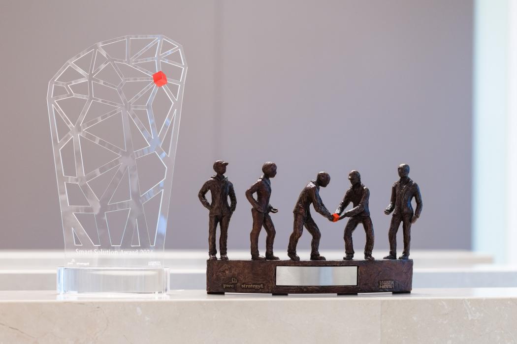LOGISTIK HEUTE as well as PwC and Strategy& award the Supply Chain Awards again in 2025, namely the Supply Chain Management Award (on the right) and the Smart Solution Award. (Photo: Mario Andreya)