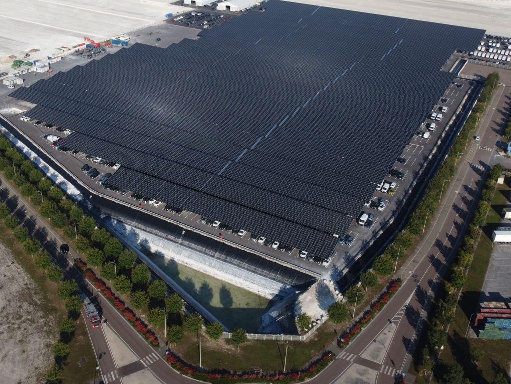 Una vista ejemplar de la cubierta del estacionamiento fotovoltaico de Axpo en la ubicación de MOSOLF en Vatry cerca de París. | Foto: Grupo MOSOLF