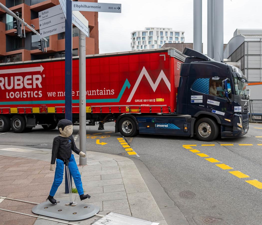 Projekt MODI w Hamburgu: Przetestowano bezpieczne, zautomatyzowane włączanie się ciężarówek do ruchu na autostradzie oraz niezawodne rozpoznawanie zagrożonych uczestników ruchu drogowego w środowisku miejskim. | Obraz Gruber Logistics