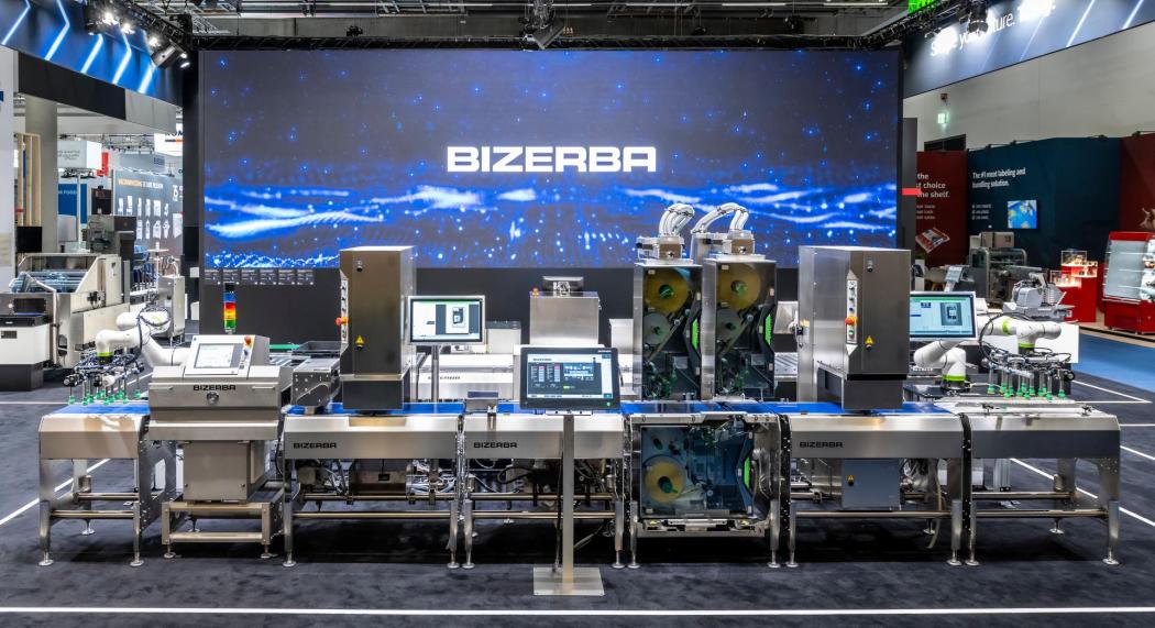 In the end-of-line area, Bizerba showcases an automated solution for box labeling: a GLP series label printer combined with a swing arm applicator. | Image: Bizerba