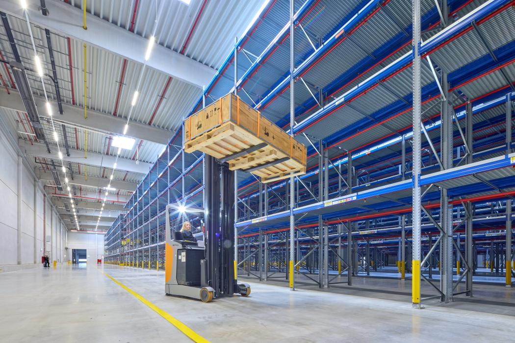 Después de solo un año de construcción, MAN Truck &amp; Bus ha ampliado según lo previsto el centro logístico global en Salzgitter con una nueva fase de construcción. En la imagen se transporta el primer palé al almacén de estanterías. | Imagen: MAN Truck &amp; Bus