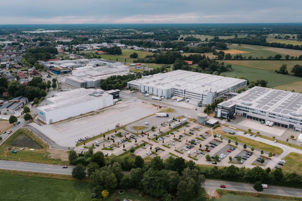 Arvato continues to invest in the healthcare business and is expanding capacities at the Harsewinkel site: With the official groundbreaking ceremony, the next phase of the site expansion was initiated, which is expected to be completed by mid-2026. (Photo: Arvato)