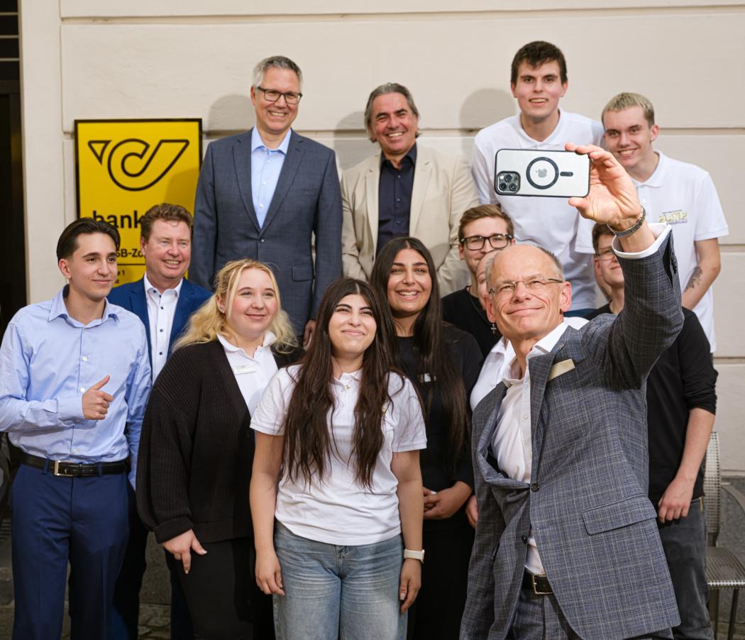 De jeunes employés de la Poste en action : Lors de la semaine des apprentis, des stagiaires assument diverses tâches en contact direct avec les clients. | Photo : Österreichische Post AG