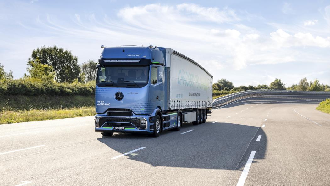 Mercedes-Benz Trucks ampliará su cartera de camiones eléctricos a batería con más variantes basadas en el Mercedes-Benz eActros 600. La cartera ampliada incluirá, por ejemplo, cabezas tractoras y chasis de plataforma con distancias entre ejes adicionales, variantes con dos paquetes de baterías, así como opciones alternativas de cabina larga en diferentes formas de techo. (Foto: Daimler Truck AG)
