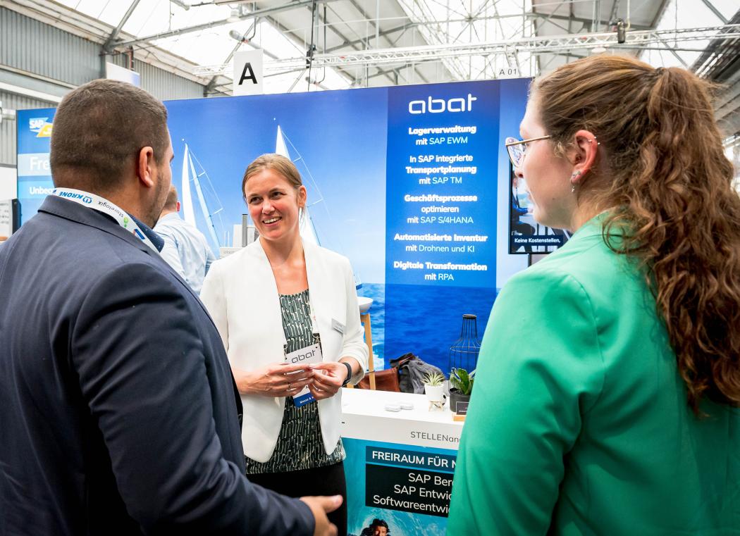 Experts from Abat provide insights into the possibilities of artificial intelligence at the trade fair stand. (Image: Abat)