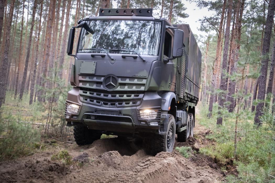 The Mercedes-Benz Arocs 6x6 in camouflage colors. (Stock image) | Image: Daimler Truck