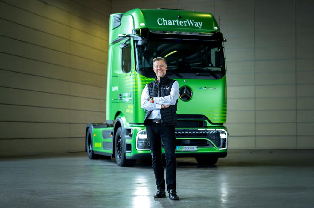 Martin Kehnen, CEO of CharterWay GmbH, with the eActros 600. | Image: Daimler Truck