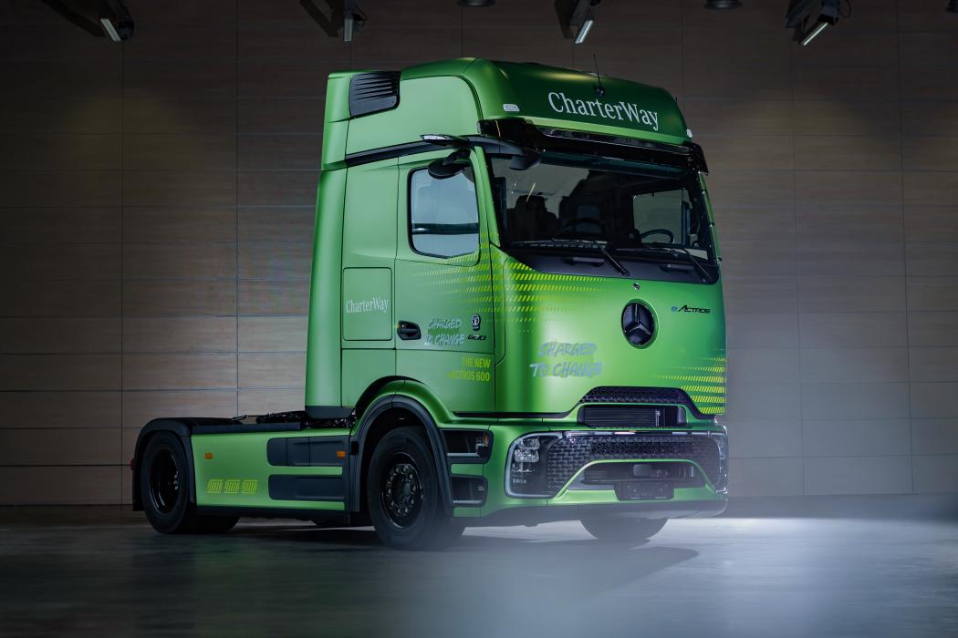 Nowy e-ciężarówka opuszcza teren fabryki i wjeżdża na trasę dalekobieżną – symbol nowoczesnych technologii napędowych w transporcie ciężarowym. | Foto: Daimler Truck
