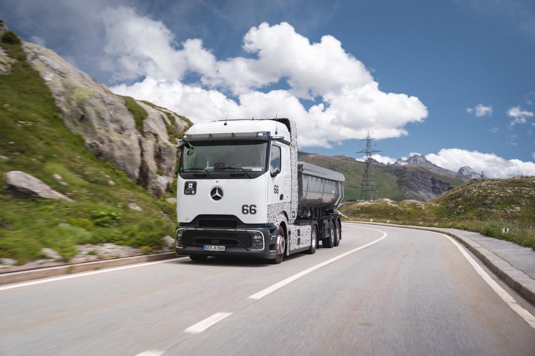 Test vehicle of the Mercedes-Benz GenH2 Truck on a mountain pass road in the Swiss Alps. | Photo: Daimler Truck AG
