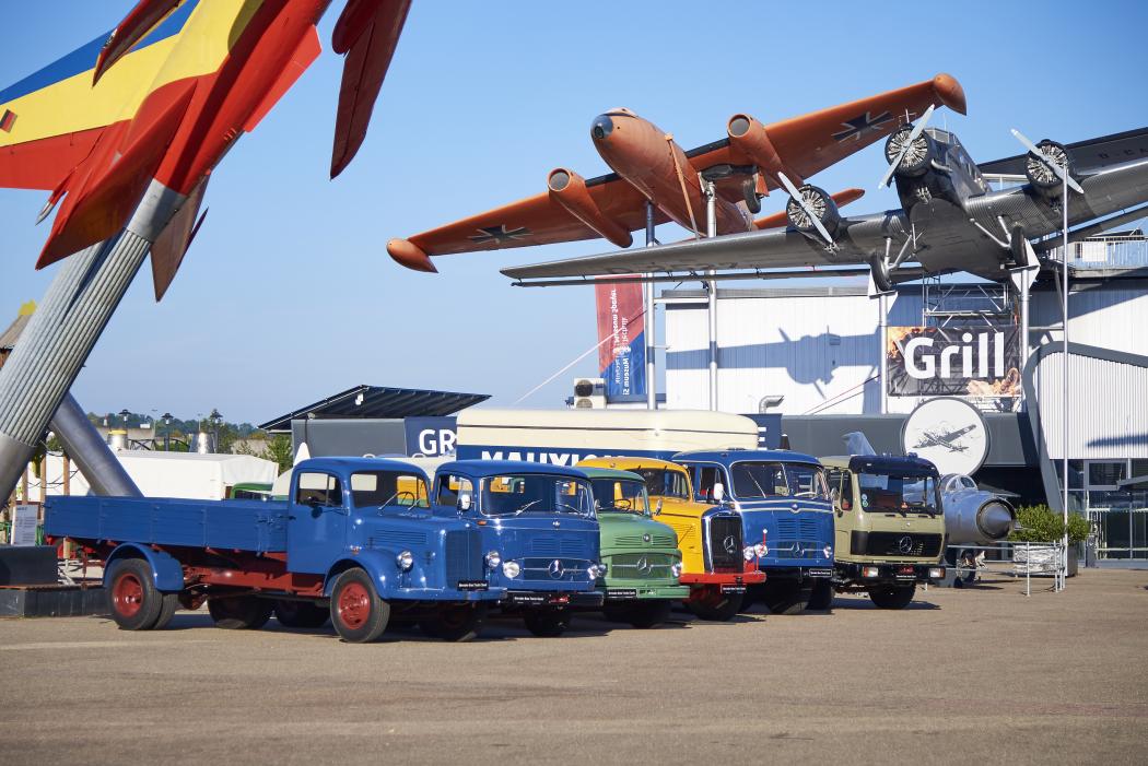 Women and men visitors have the opportunity to view rare commercial vehicles up close on the museum grounds. | Photo: Mercedes-Benz Trucks