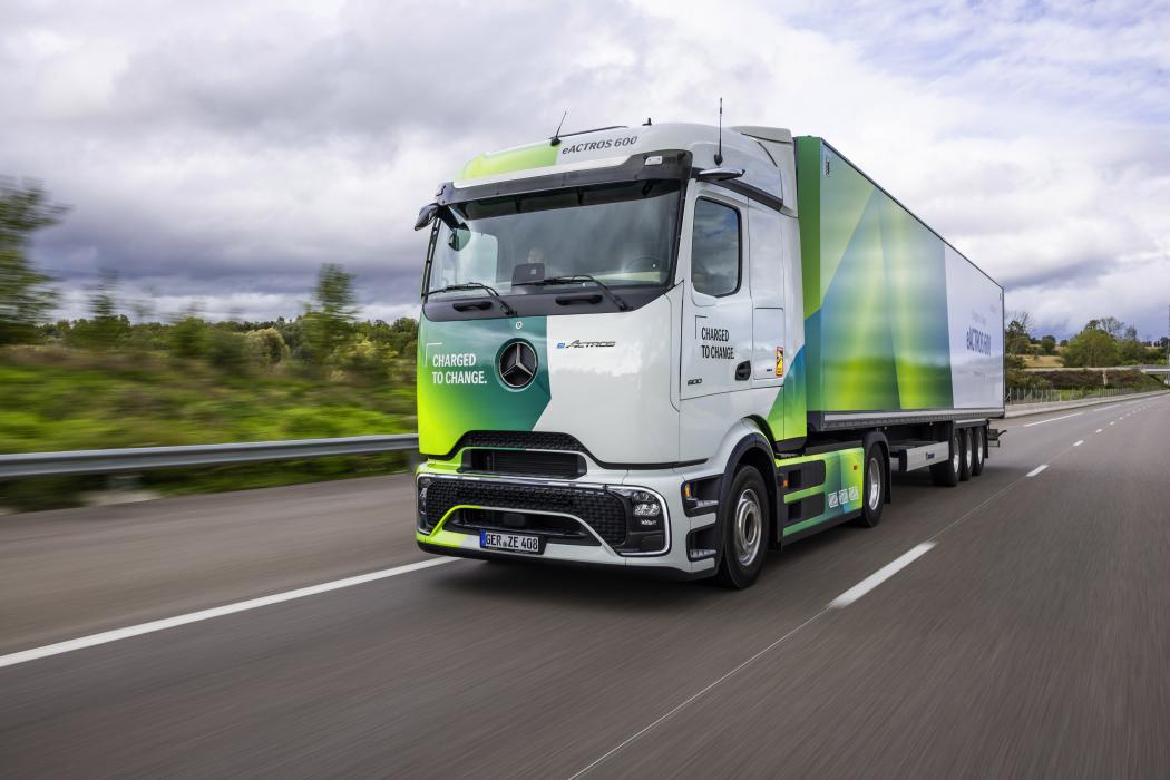 The new eActros 400 expands Mercedes-Benz Trucks' range of battery-electric trucks for heavy distribution transport. | Photo: Daimler Truck