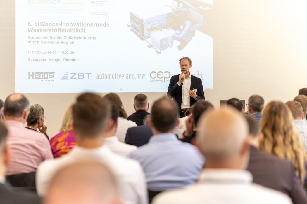 With the 5th cH₂ance Innovation Round on Hydrogen Mobility, the Hengst Academy at the headquarters of the filtration specialist became a meeting point for pioneers of the new drive technology. Around 70 participants discussed the opportunities and challenges of hydrogen mobility. | Image: Hengst