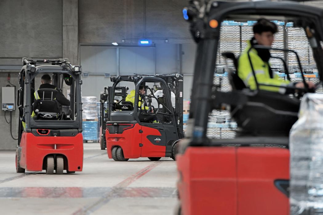 En la operación de carga ajustada de DB Schenker, la carretilla elevadora eléctrica Linde E16 con eje de dirección de chasis giratorio y motores asíncronos potentes garantiza velocidad en el manejo de mercancías. | Imagen: Linde MH