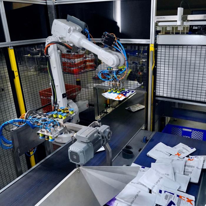 According to FedEx, the sorting robot is mainly used for sorting documents and smaller packages up to four kilograms. (Image: FedEx)