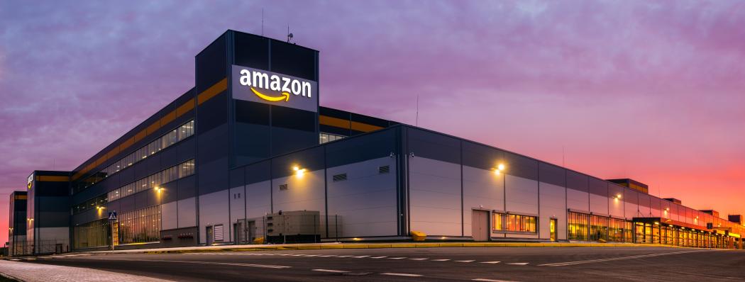 The online retailer Amazon intends to support non-profit organizations more in the future through targeted product donations. (Photo: Mike Mareen/ stock.adobe.com)
