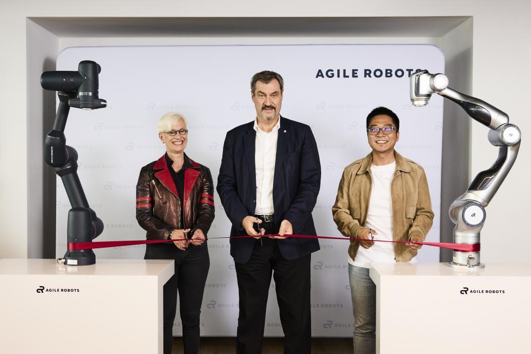Together inaugurated the headquarters of Agile Robots (from left): Prof. Anke Kaysser-Pyzalla (Chairwoman of the DLR), Dr. Markus Söder (Prime Minister of Bavaria), and Dr. Zhaopeng Chen (Founder and CEO of Agile Robots). (Image: Agile Robots)