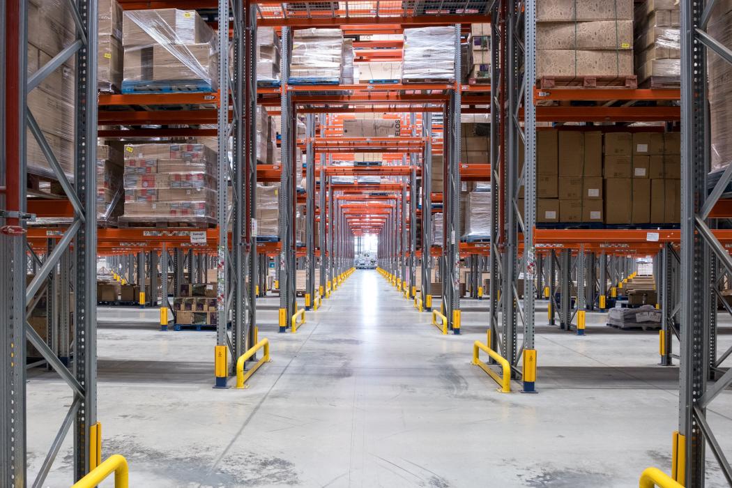 AR Racking supplied a 40,000-square-meter shelving system for B&Q's seasonal logistics. (Photo: AR Racking)