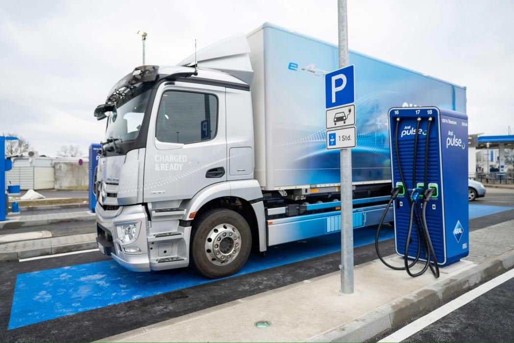 El asociación de fabricantes de automóviles de Europa exige nuevas reglas para los camiones de emisiones cero. Sin ajuste, no es posible una competencia justa en el transporte de mercancías por carretera. (Foto: Aral)
