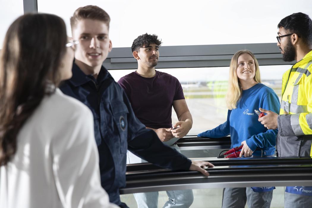 The apprentices at Fraport are learning with the digital platform Simple Club. (Photo: Fraport).