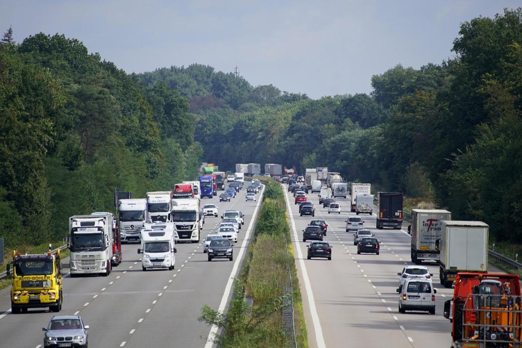 If the EU regulation remains, road freight transport faces higher costs and less efficiency, according to manufacturers. (Photo: Pixabay)
