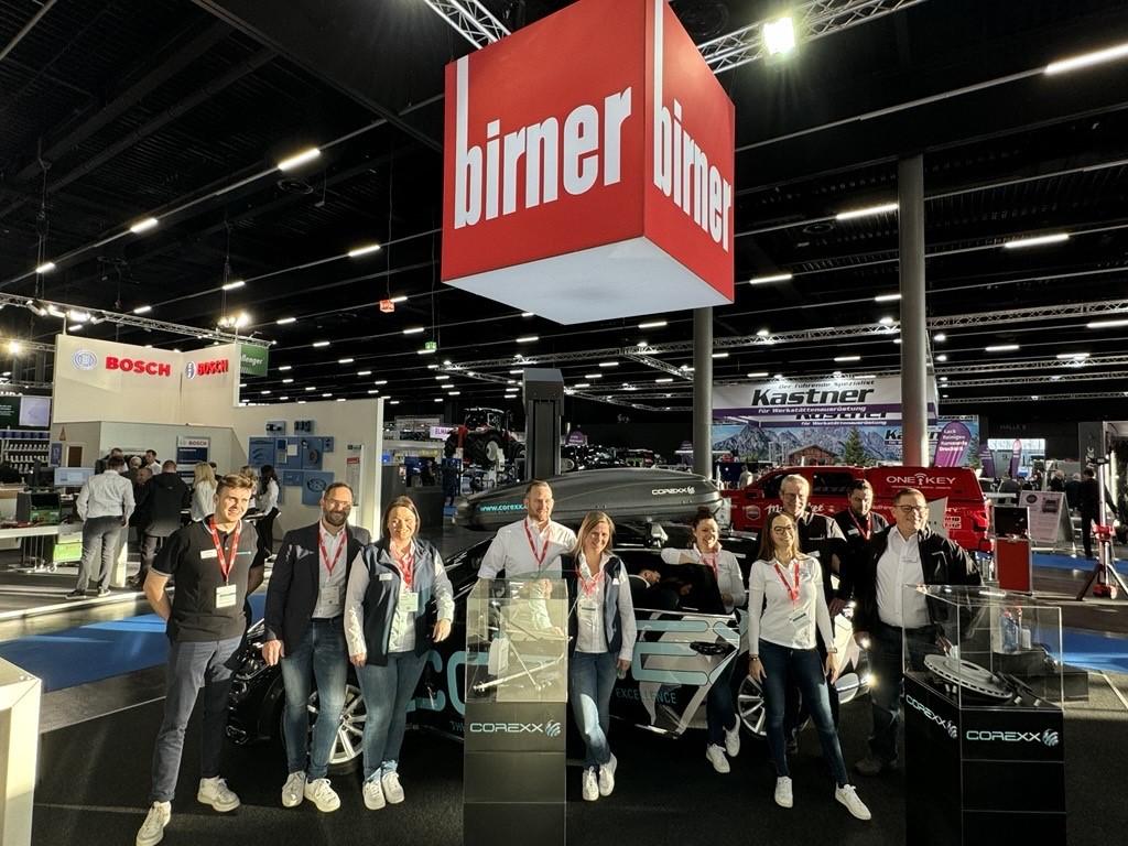 Successful trade fair result at AutoZum 2025 in Salzburg: The teams from Birner and Carat at the Birner exhibition stand. | Image: Carat.
