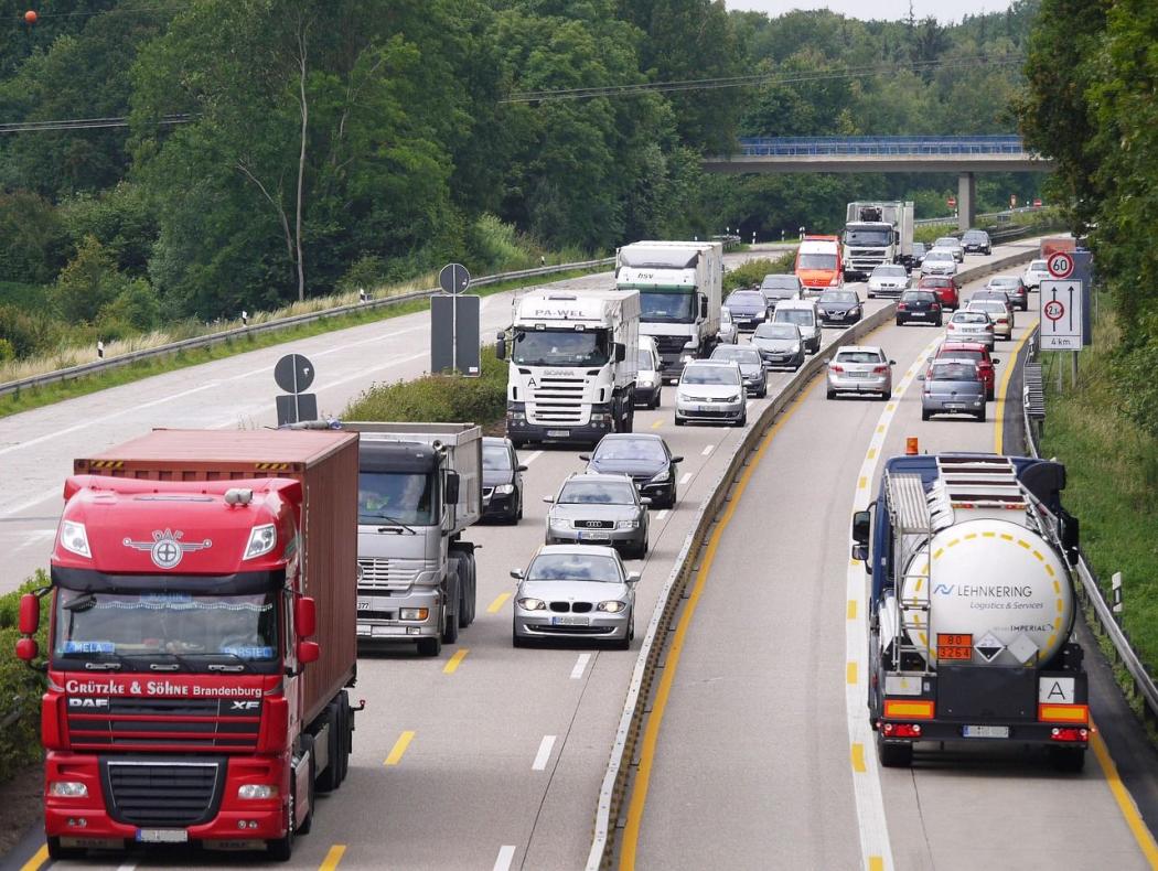 Lorsqu'une collision par l'arrière se produit après un changement de voie et que la situation de circulation est peu claire, les deux parties sont responsables à parts égales des dommages. Photo : Pixabay